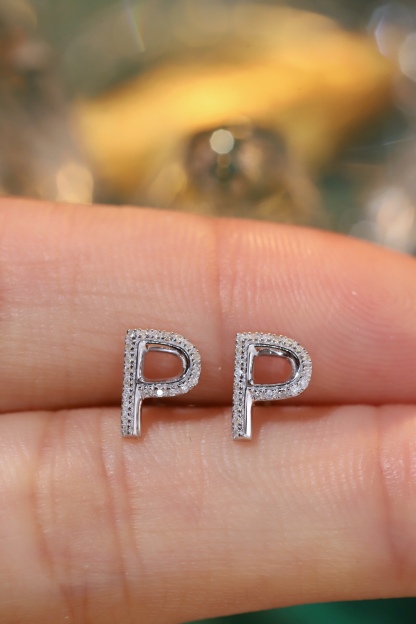 18k gold earring stud with the letter “P” and a 0.10ct natural diamond inlaid.