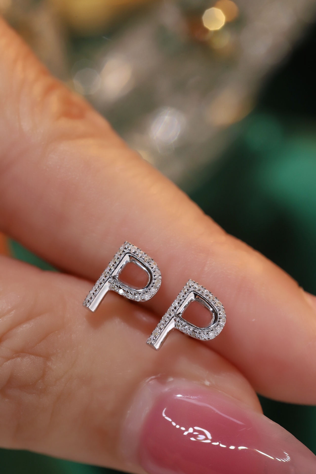 18k gold earring stud with the letter “P” and a 0.10ct natural diamond inlaid.