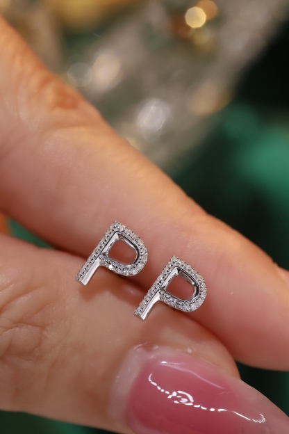 18k gold earring stud with the letter “P” and a 0.10ct natural diamond inlaid.