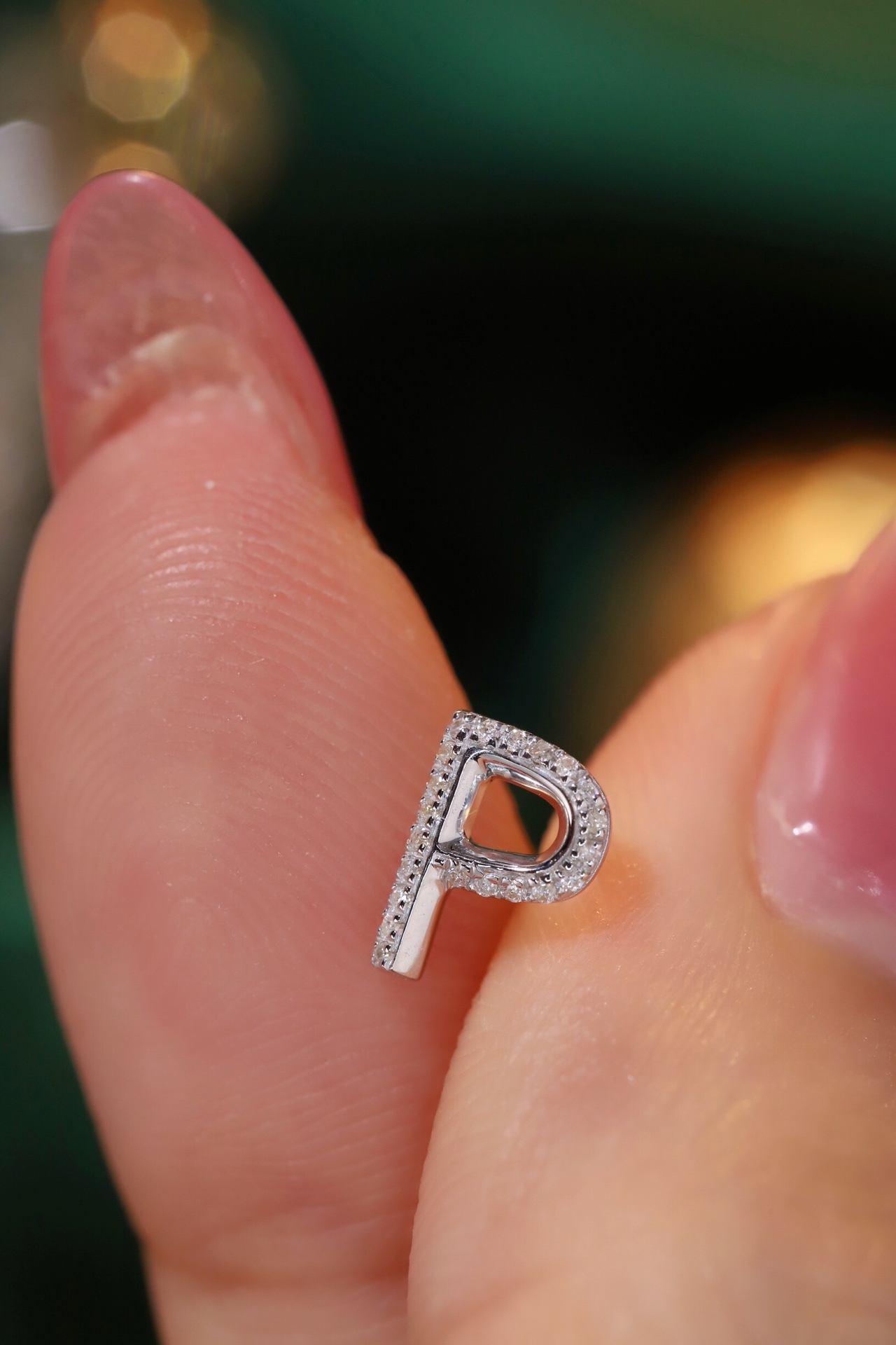 18k gold earring stud with the letter “P” and a 0.10ct natural diamond inlaid.