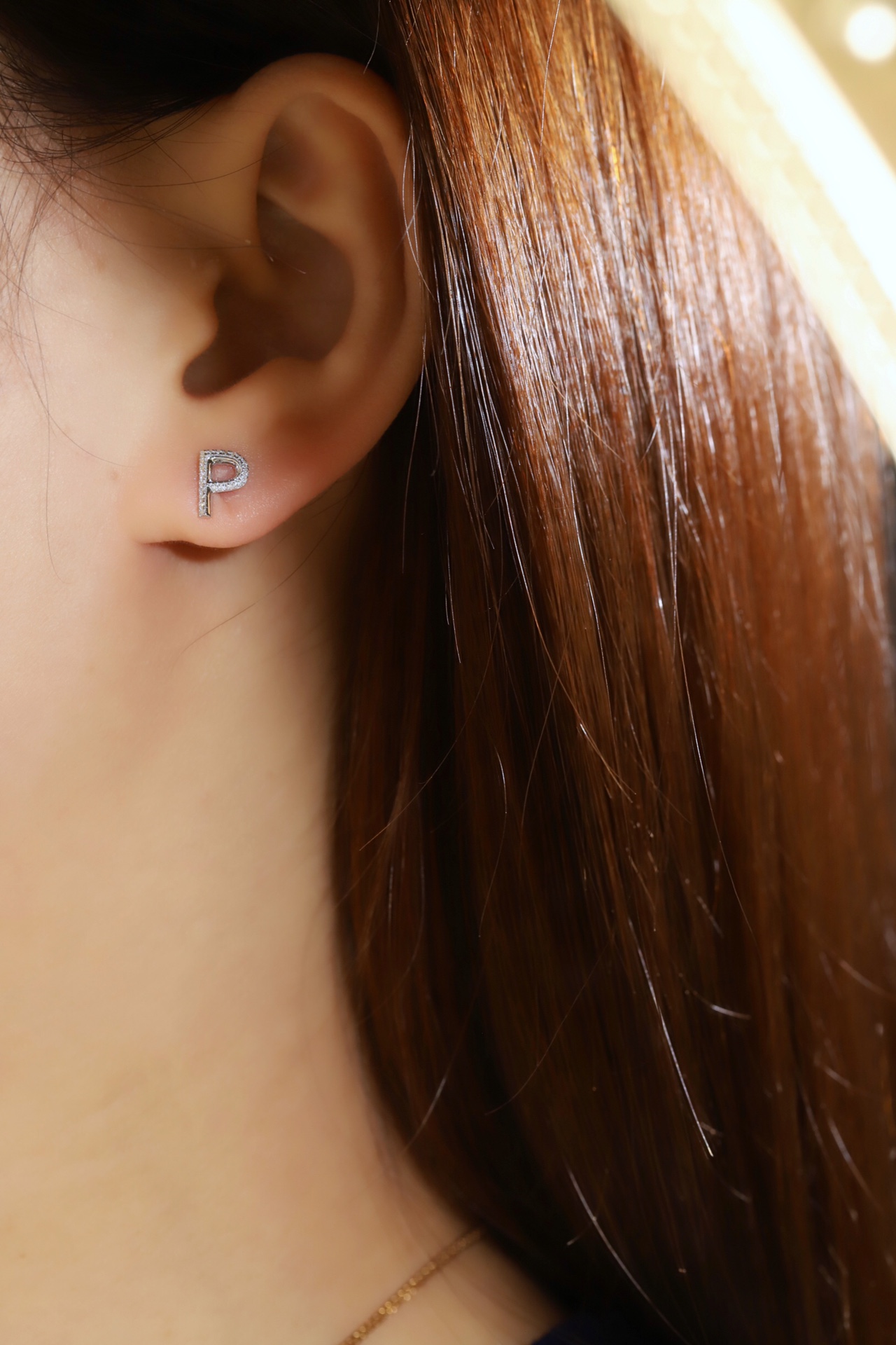 18k gold earring stud with the letter “P” and a 0.10ct natural diamond inlaid.