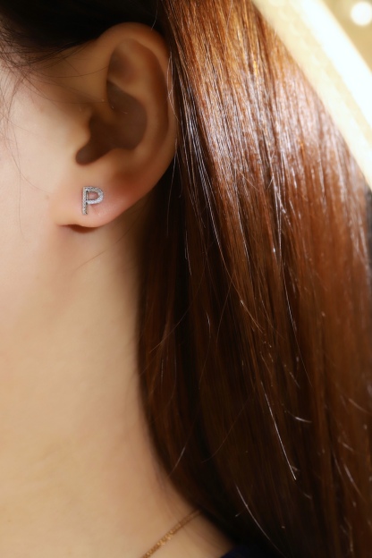 18k gold earring stud with the letter “P” and a 0.10ct natural diamond inlaid.