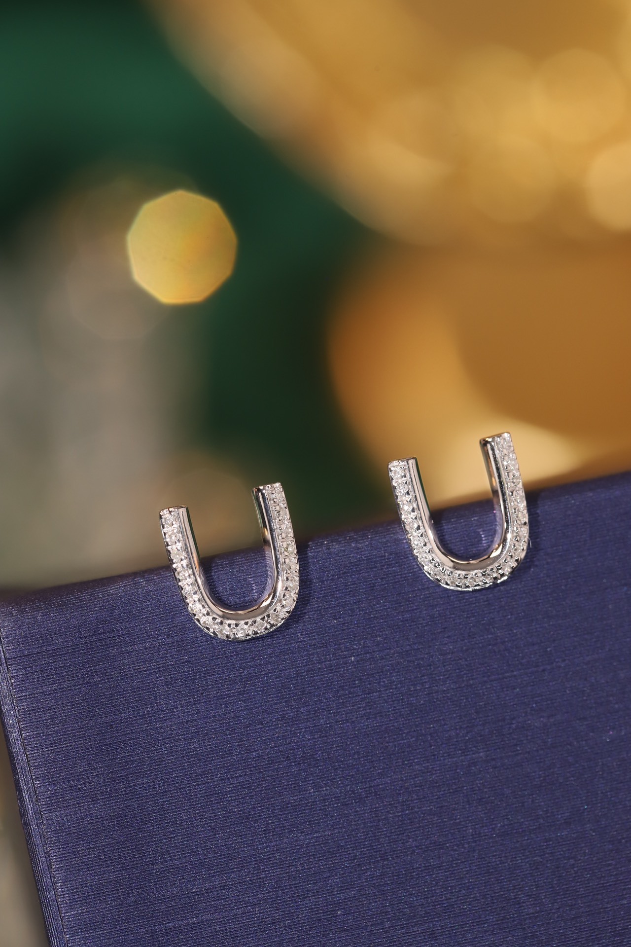18k gold earring stud with the letter “U” and a 0.10ct natural diamond inlaid.
