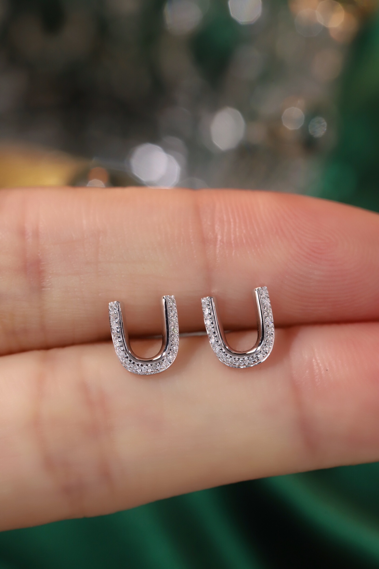 18k gold earring stud with the letter “U” and a 0.10ct natural diamond inlaid.