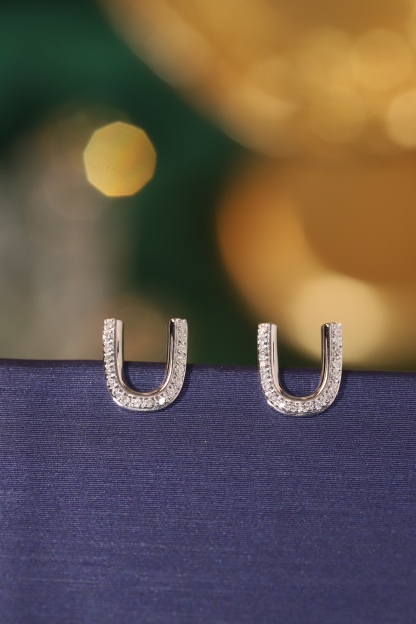 18k gold earring stud with the letter “U” and a 0.10ct natural diamond inlaid.