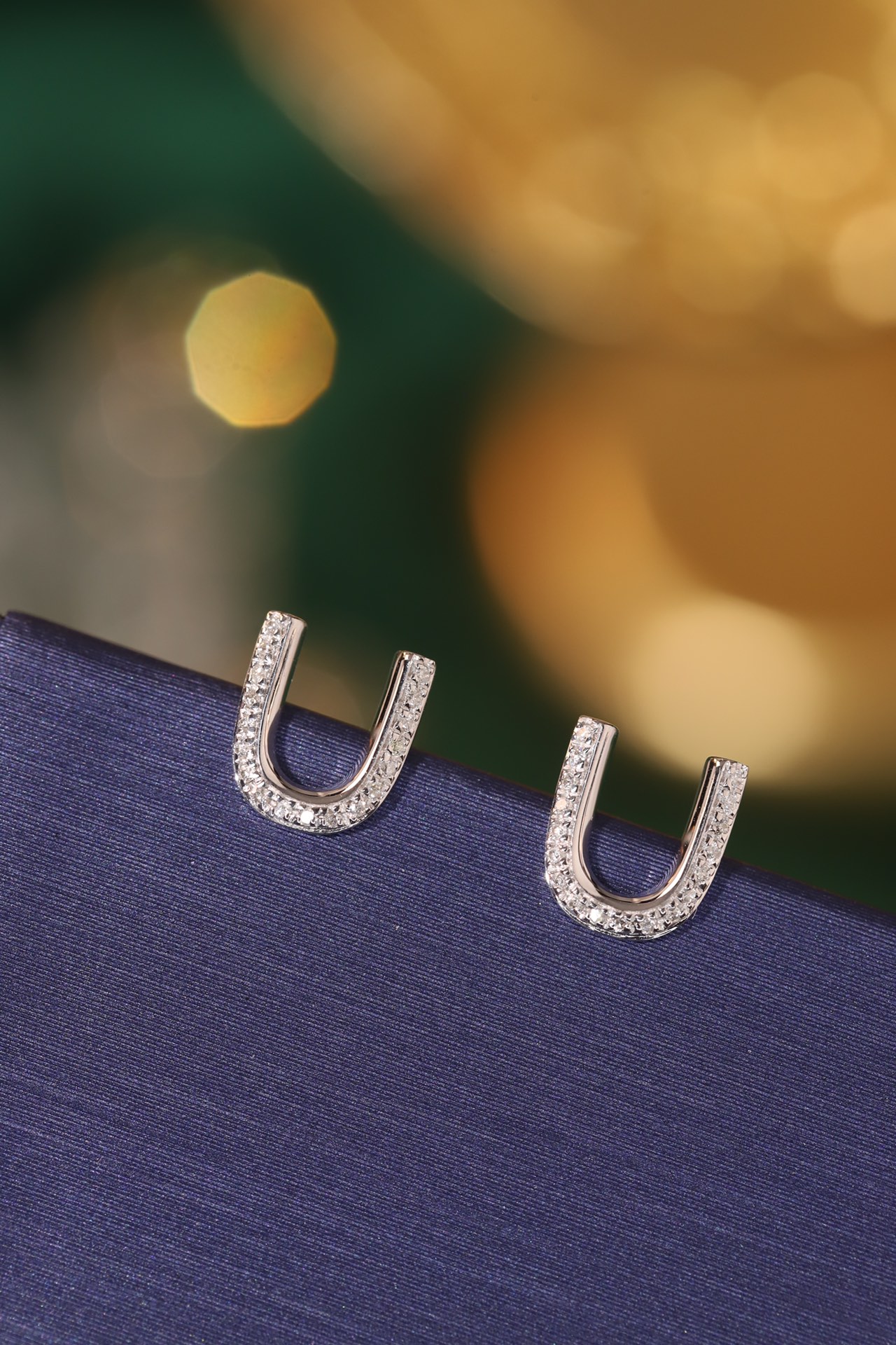 18k gold earring stud with the letter “U” and a 0.10ct natural diamond inlaid.