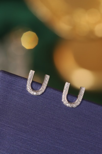 18k gold earring stud with the letter “U” and a 0.10ct natural diamond inlaid.