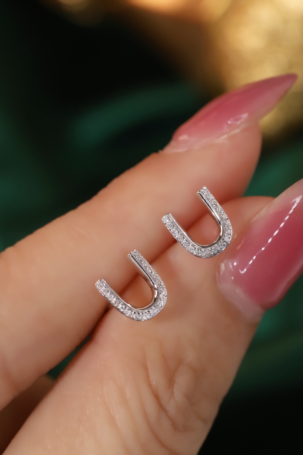 18k gold earring stud with the letter “U” and a 0.10ct natural diamond inlaid.
