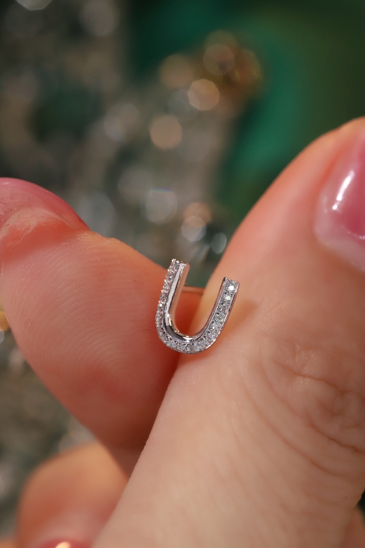 18k gold earring stud with the letter “U” and a 0.10ct natural diamond inlaid.