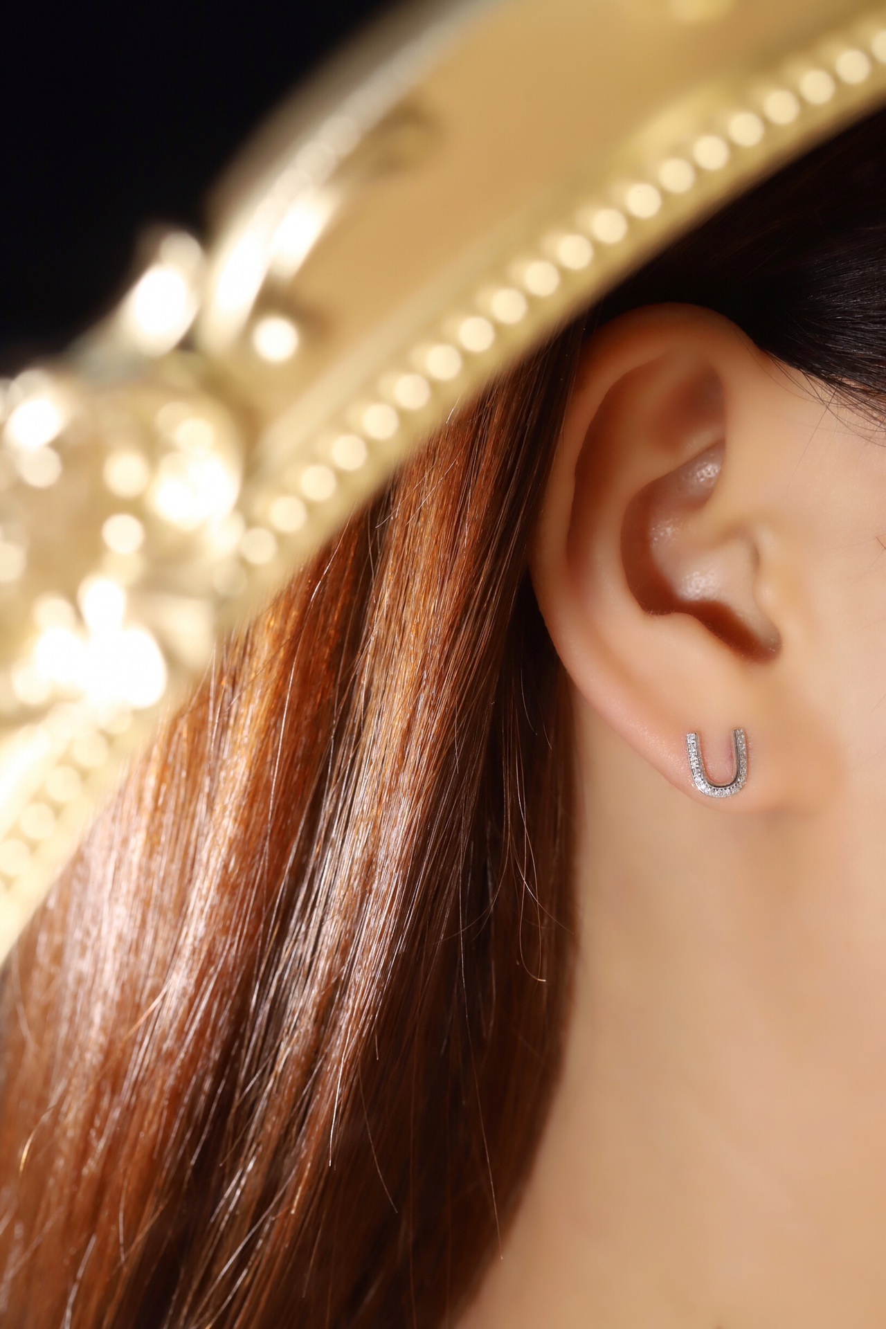 18k gold earring stud with the letter “U” and a 0.10ct natural diamond inlaid.