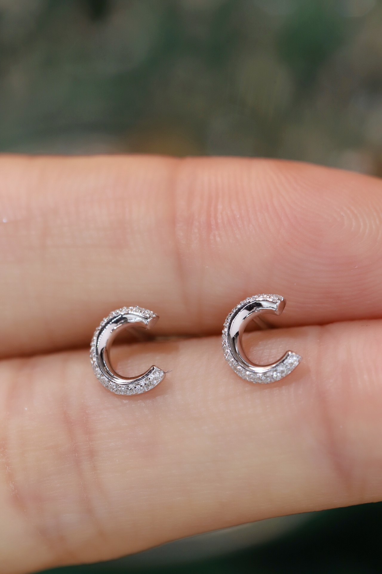 18k gold earring stud with the letter “C” and a 0.08ct natural diamond inlaid.