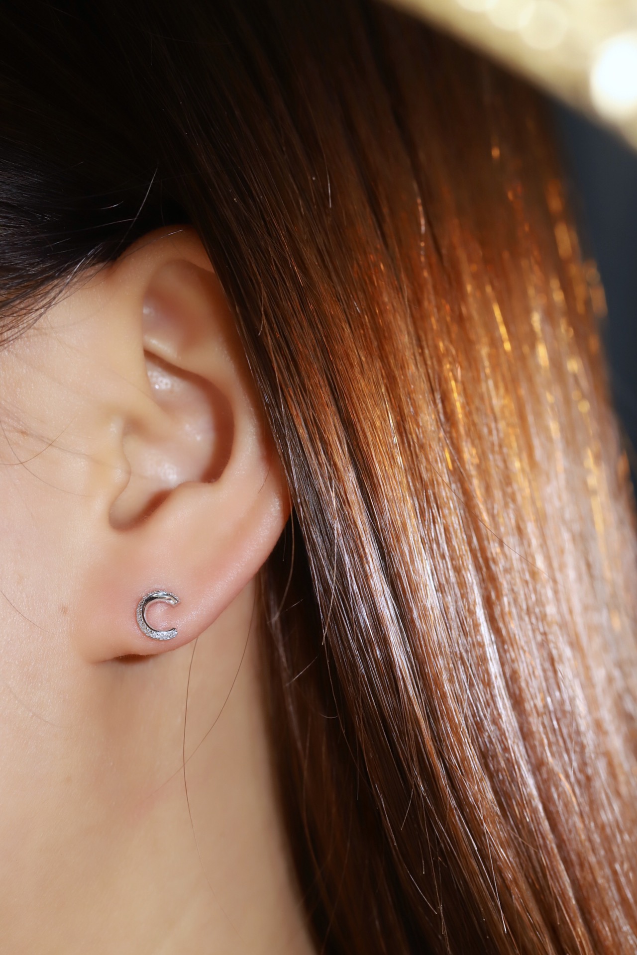 18k gold earring stud with the letter “C” and a 0.08ct natural diamond inlaid.