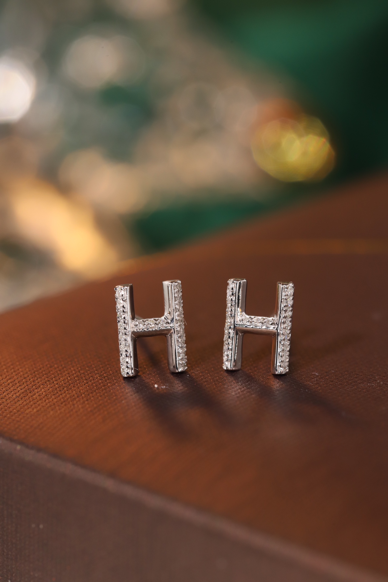 18k gold earring stud with the letter “H” and a 0.08ct natural diamond inlaid.