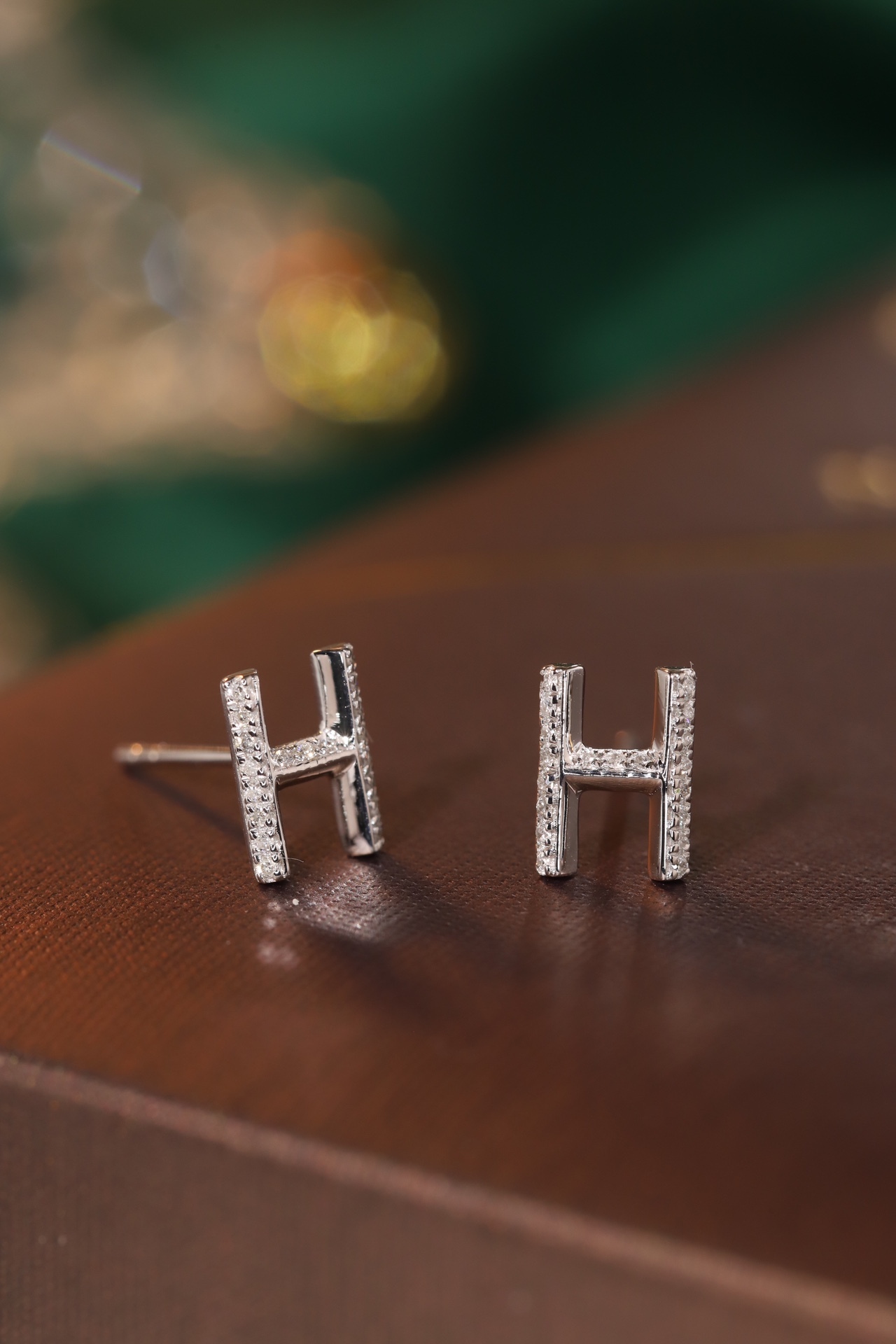 18k gold earring stud with the letter “H” and a 0.08ct natural diamond inlaid.