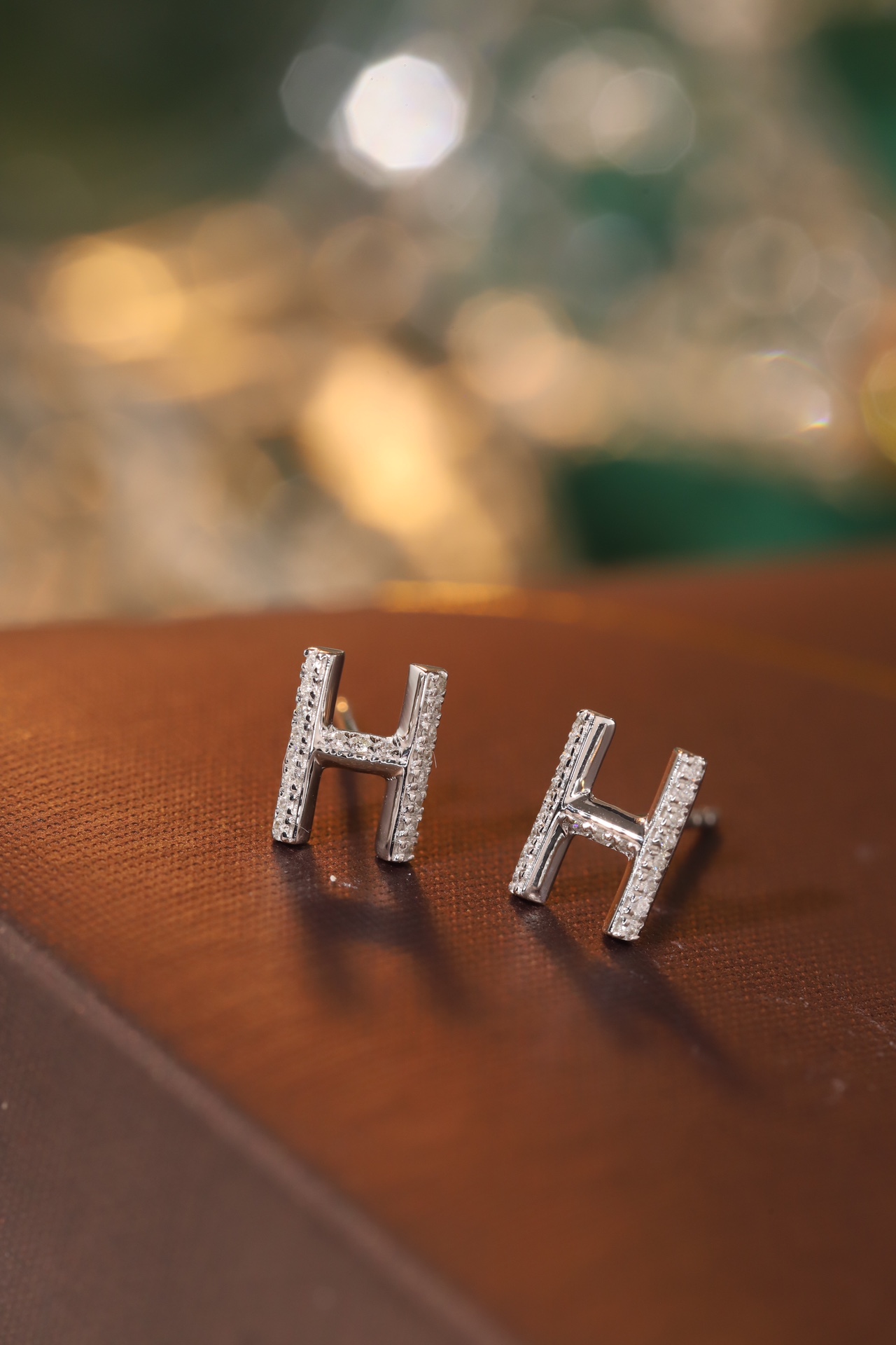 18k gold earring stud with the letter “H” and a 0.08ct natural diamond inlaid.