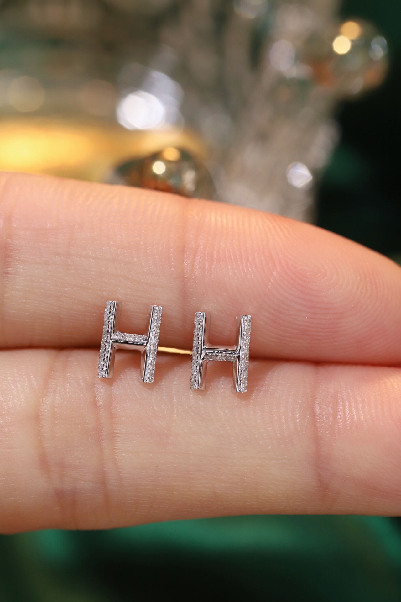 18k gold earring stud with the letter “H” and a 0.08ct natural diamond inlaid.