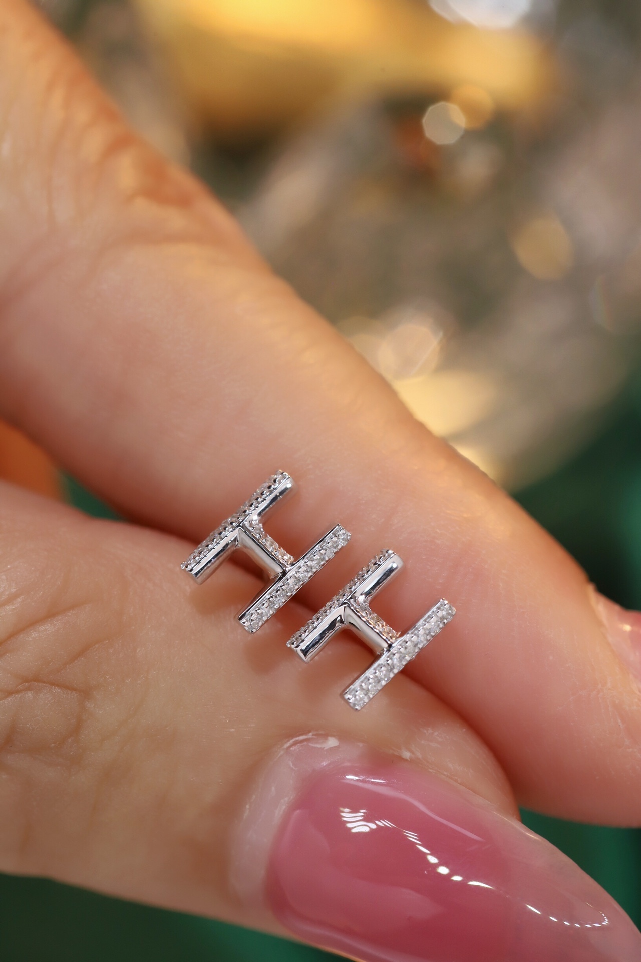 18k gold earring stud with the letter “H” and a 0.08ct natural diamond inlaid.