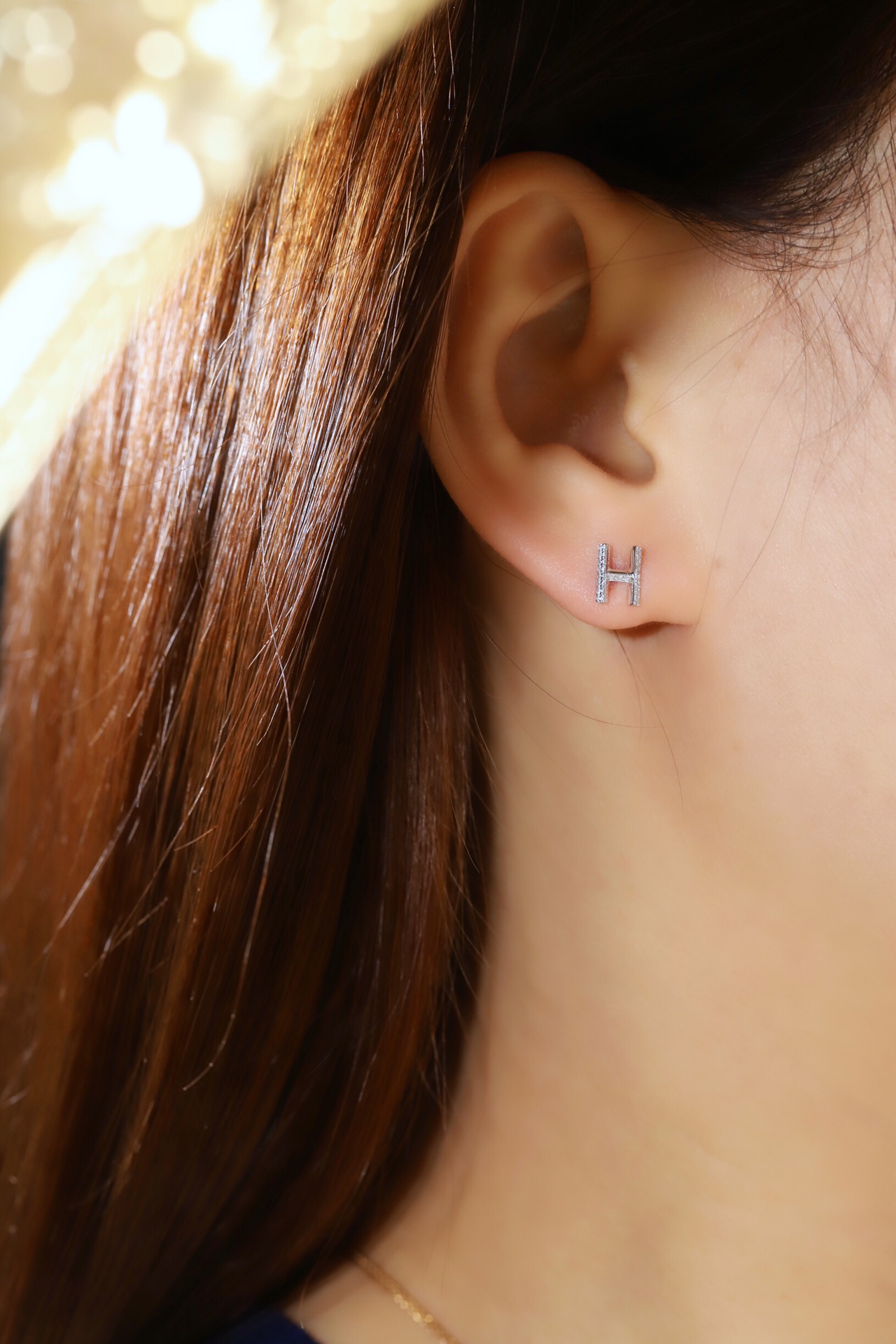 18k gold earring stud with the letter “H” and a 0.08ct natural diamond inlaid.