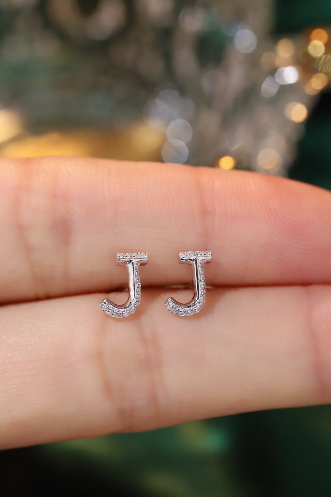 18k gold earring stud with the letter “J” and a 0.08ct natural diamond inlaid.