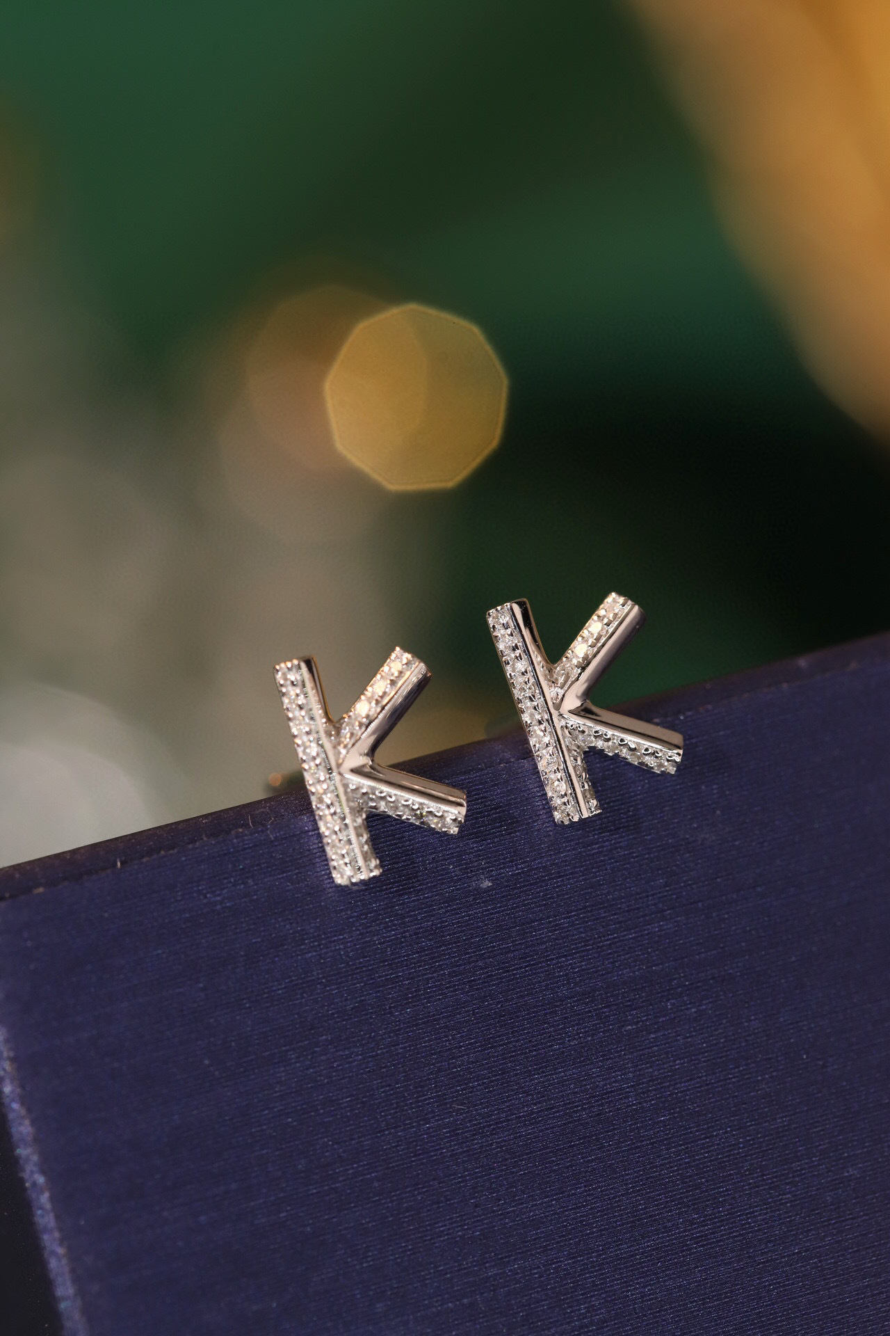 18k gold earring stud with the letter “K” and a 0.08ct natural diamond inlaid.