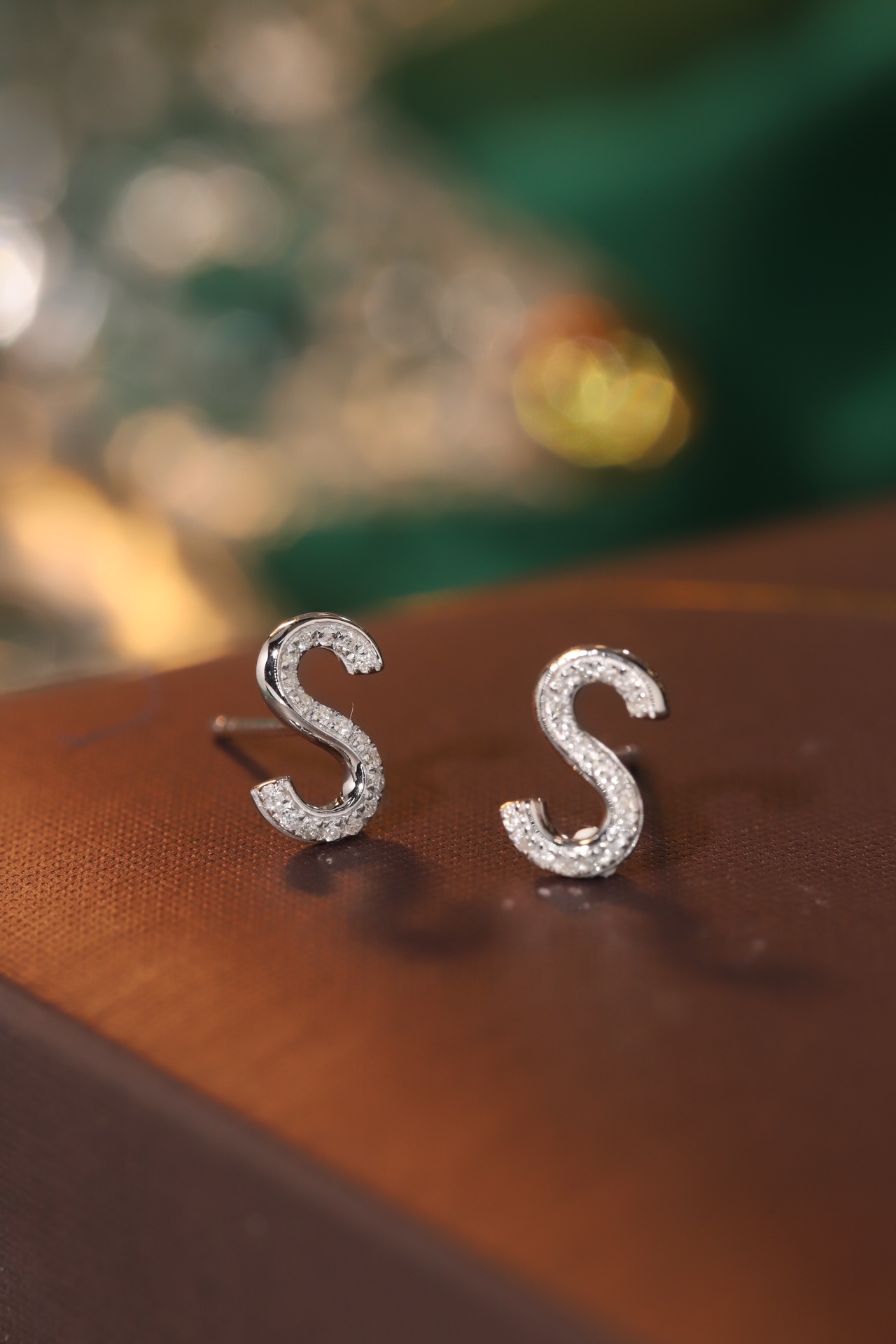 18k gold earring stud with the letter “S” and a 0.08ct natural diamond inlaid.