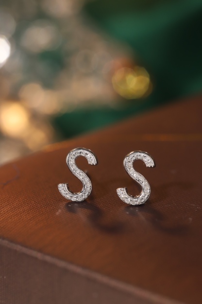 18k gold earring stud with the letter “S” and a 0.08ct natural diamond inlaid.