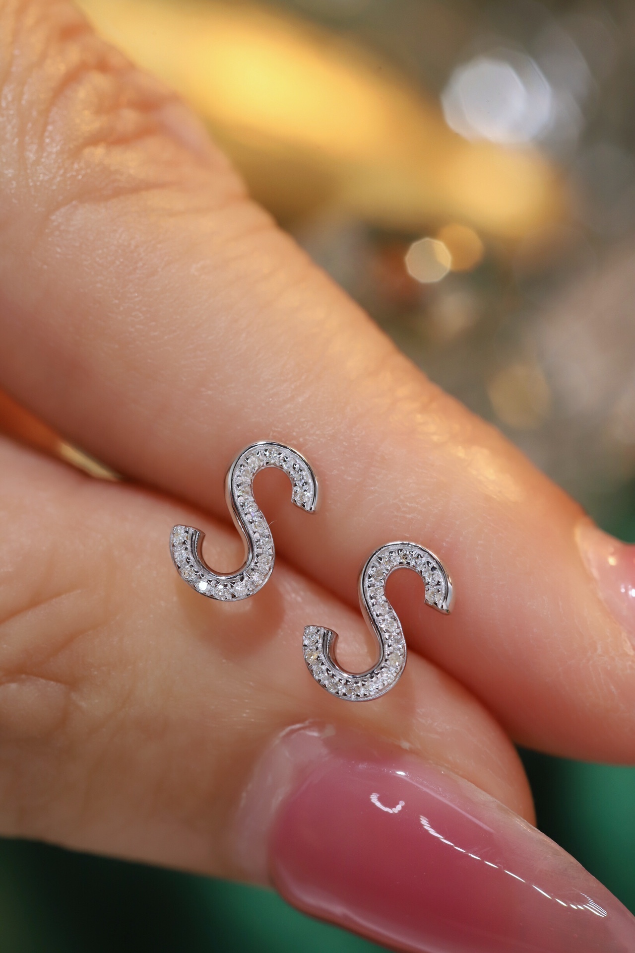 18k gold earring stud with the letter “S” and a 0.08ct natural diamond inlaid.