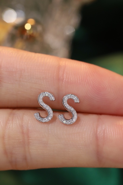 18k gold earring stud with the letter “S” and a 0.08ct natural diamond inlaid.