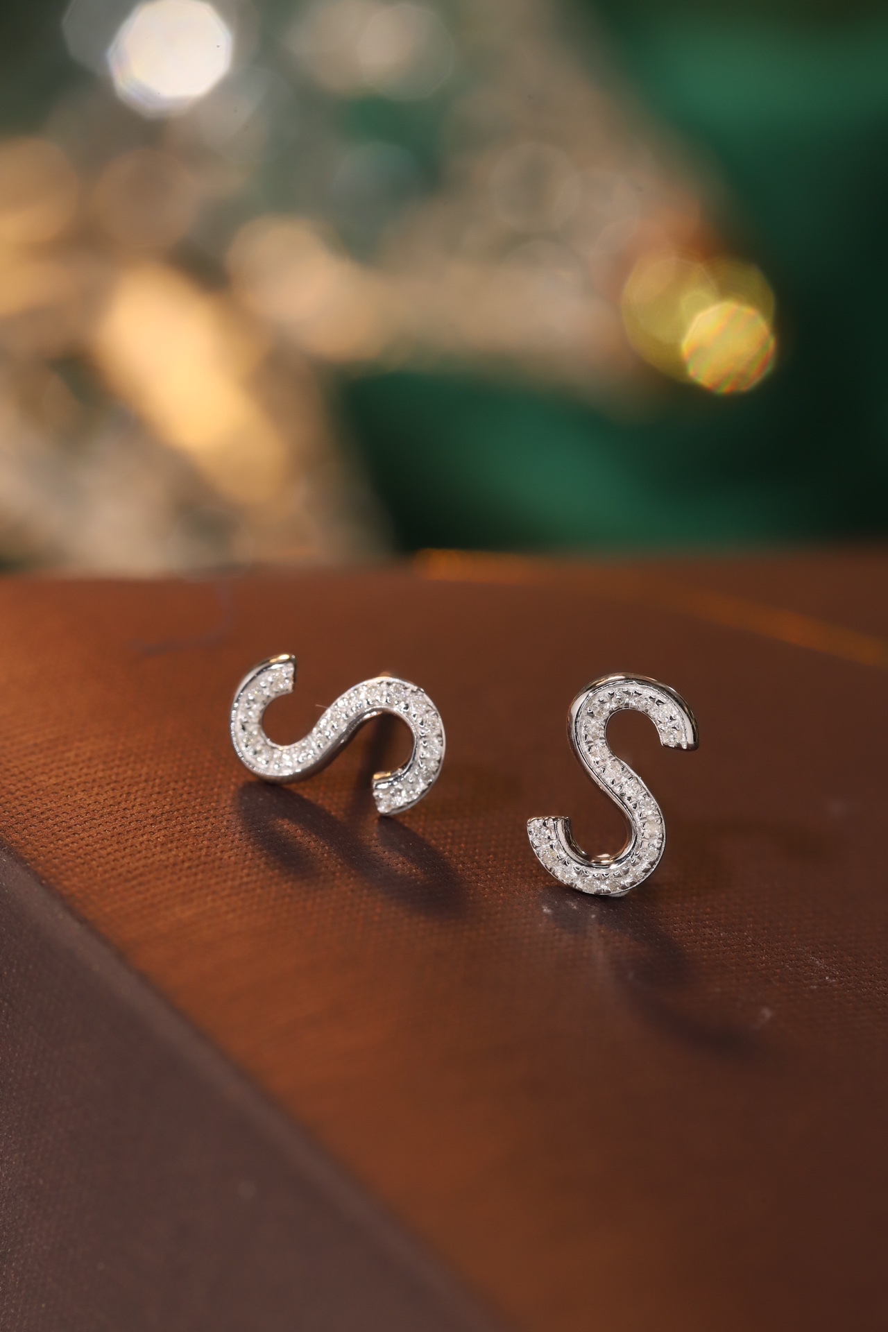18k gold earring stud with the letter “S” and a 0.08ct natural diamond inlaid.