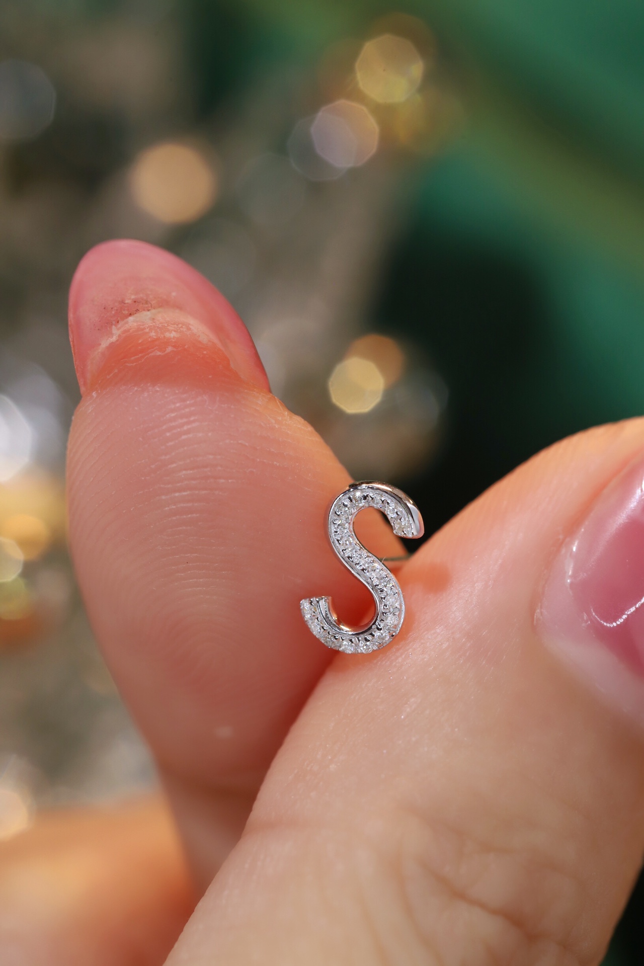 18k gold earring stud with the letter “S” and a 0.08ct natural diamond inlaid.