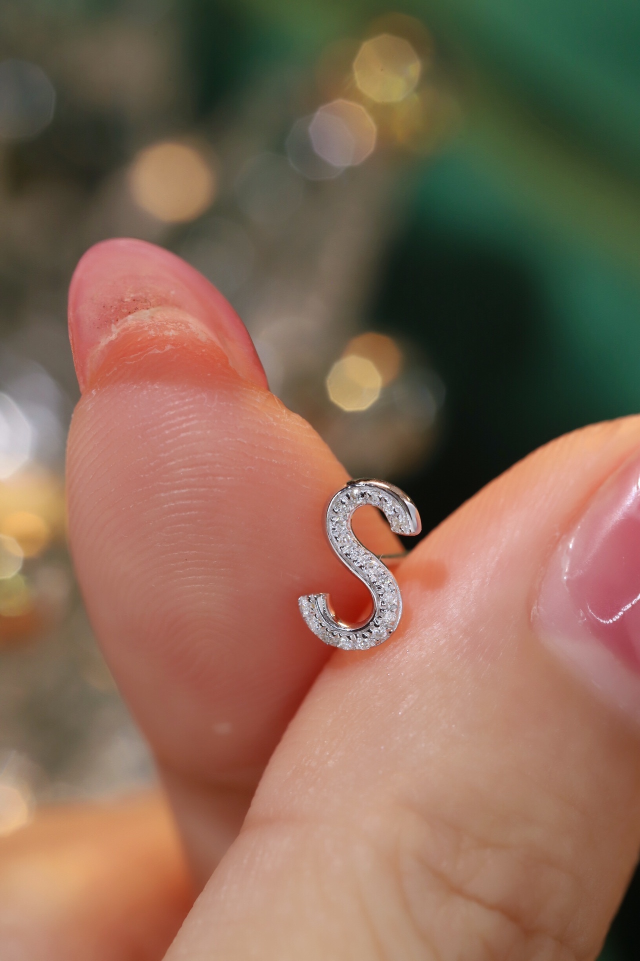 18k gold earring stud with the letter “S” and a 0.08ct natural diamond inlaid.