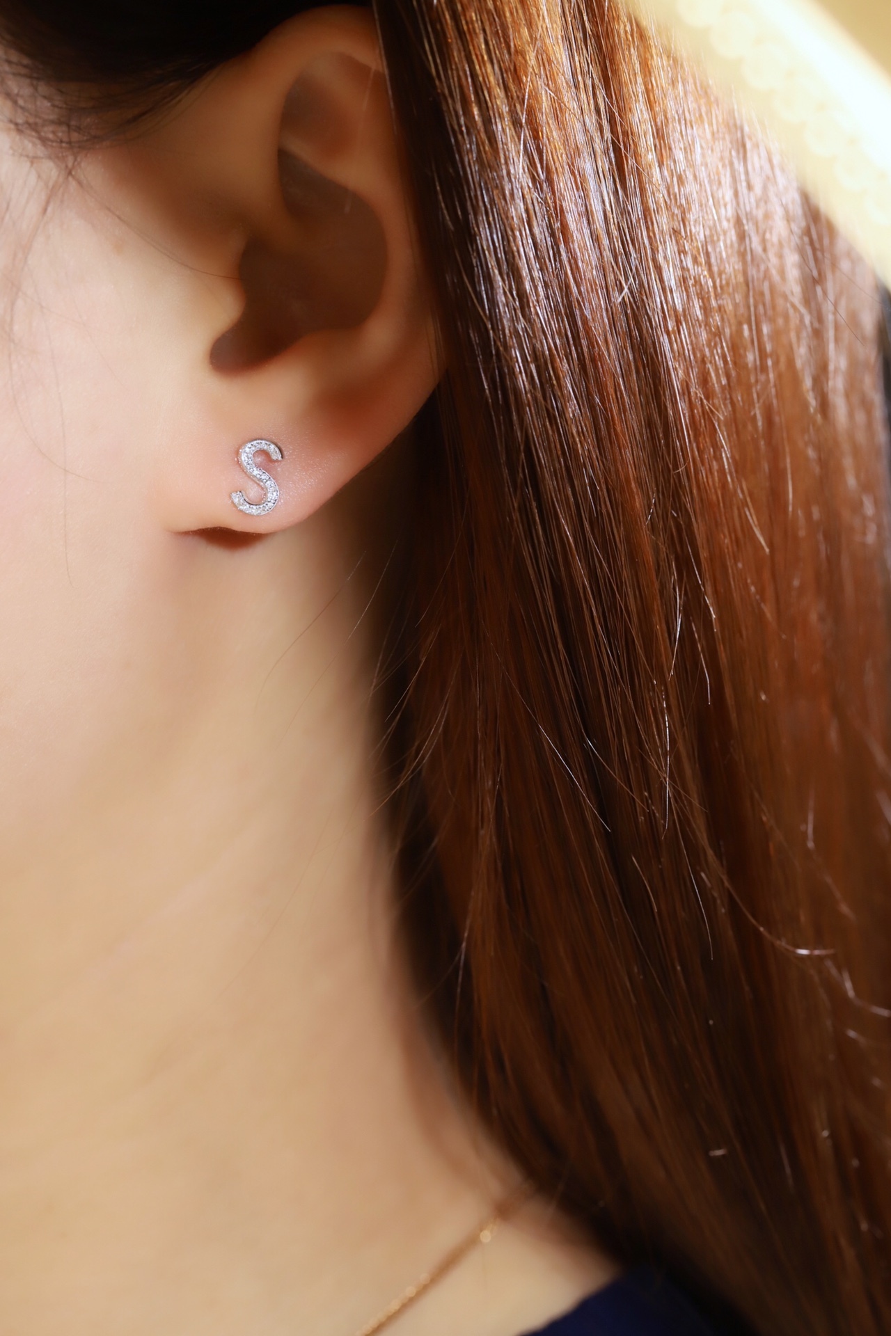 18k gold earring stud with the letter “S” and a 0.08ct natural diamond inlaid.