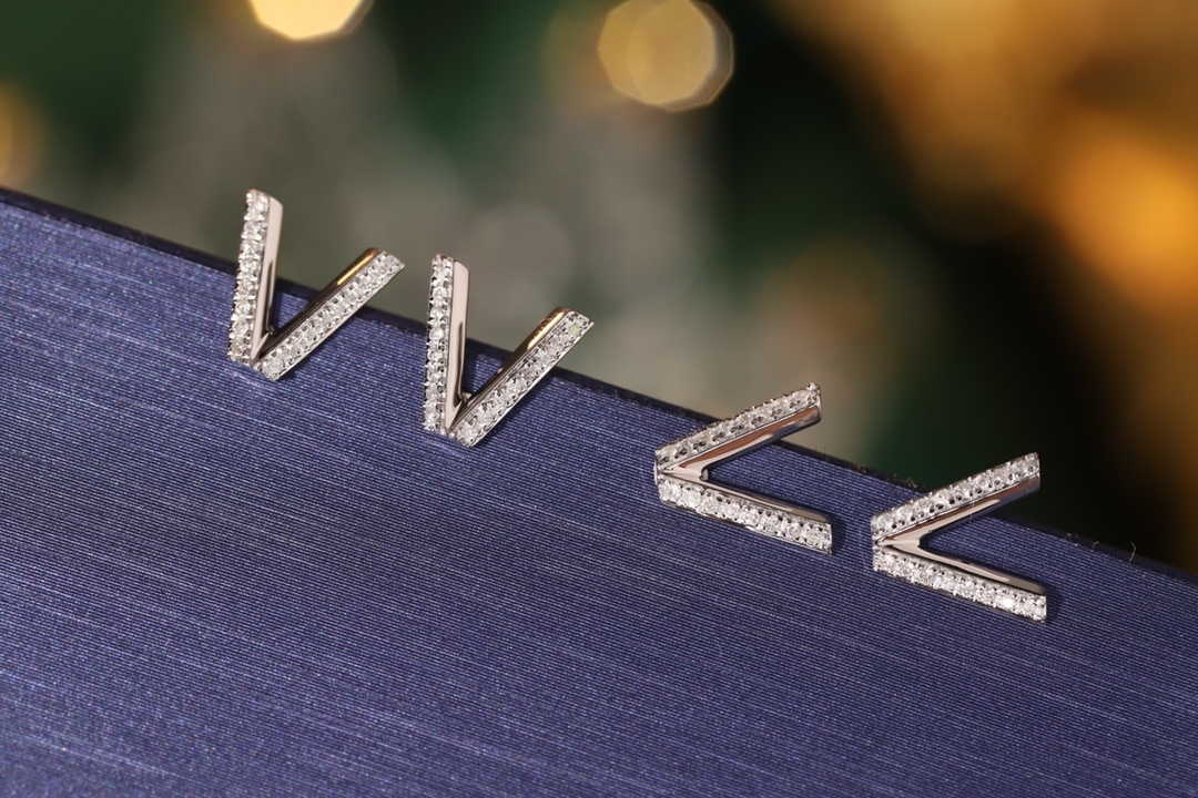 18k gold earring stud with the letter “V” and a 0.08ct natural diamond inlaid.