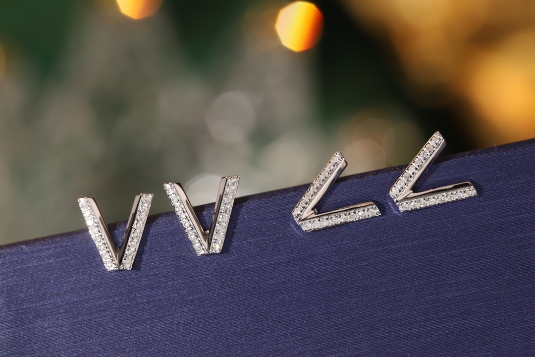 18k gold earring stud with the letter “V” and a 0.08ct natural diamond inlaid.