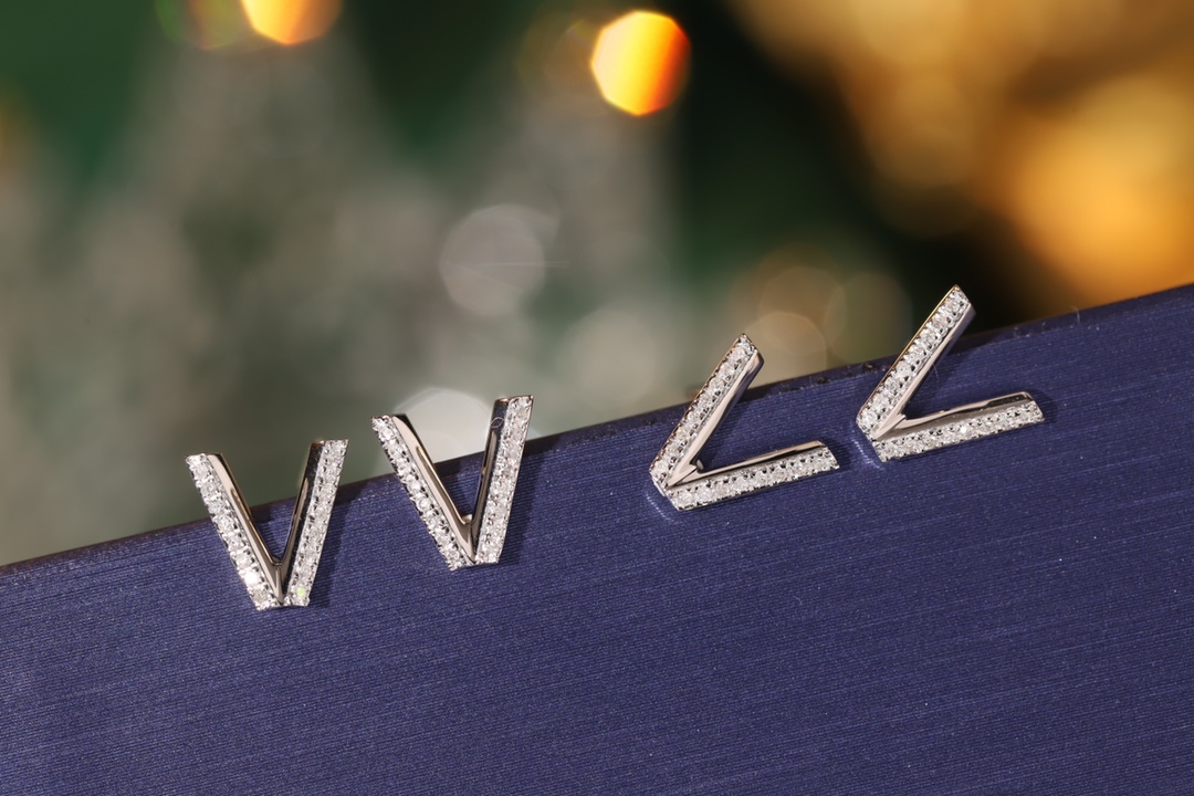 18k gold earring stud with the letter “V” and a 0.08ct natural diamond inlaid.