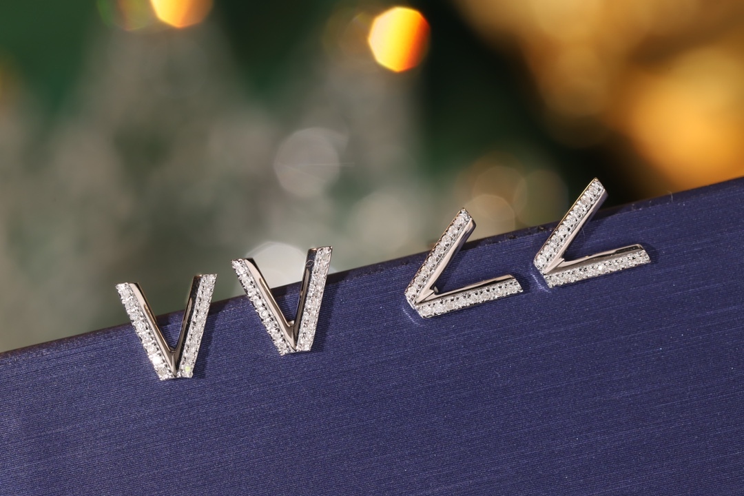 18k gold earring stud with the letter “V” and a 0.08ct natural diamond inlaid.