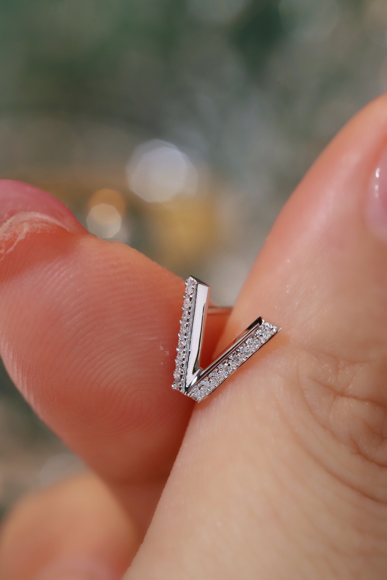 18k gold earring stud with the letter “V” and a 0.08ct natural diamond inlaid.