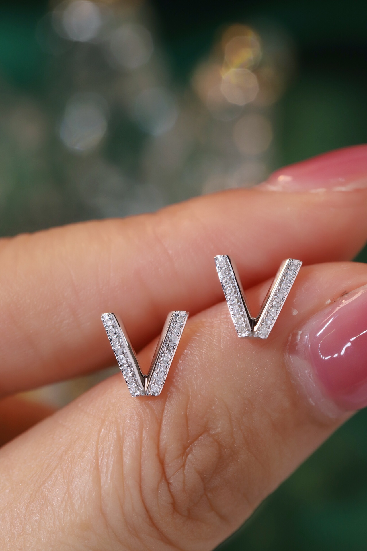 18k gold earring stud with the letter “V” and a 0.08ct natural diamond inlaid.