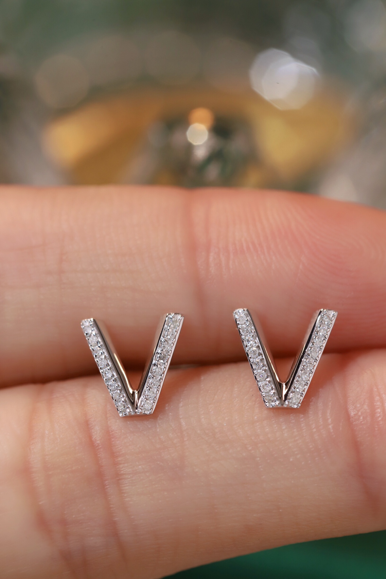 18k gold earring stud with the letter “V” and a 0.08ct natural diamond inlaid.