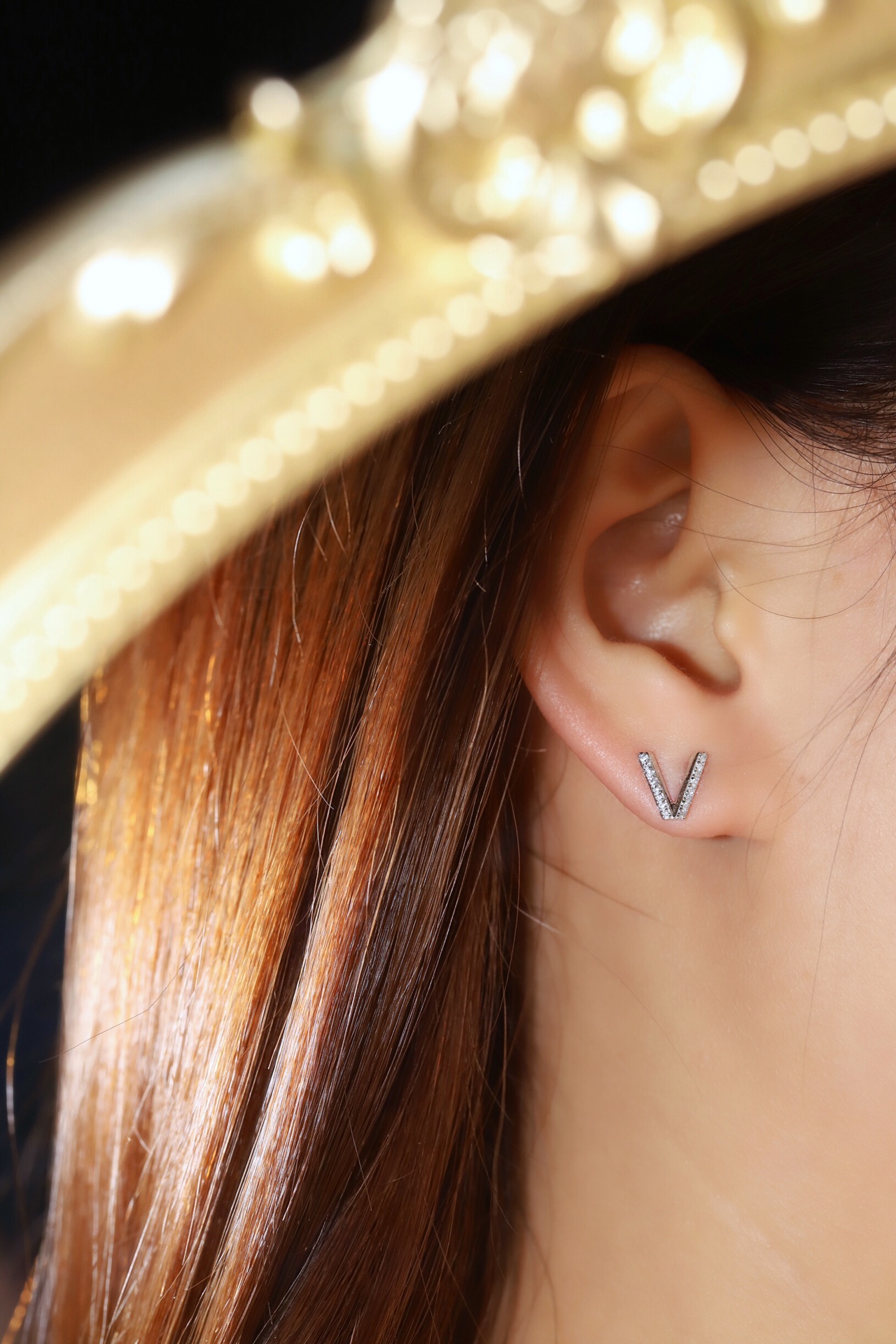 18k gold earring stud with the letter “V” and a 0.08ct natural diamond inlaid.