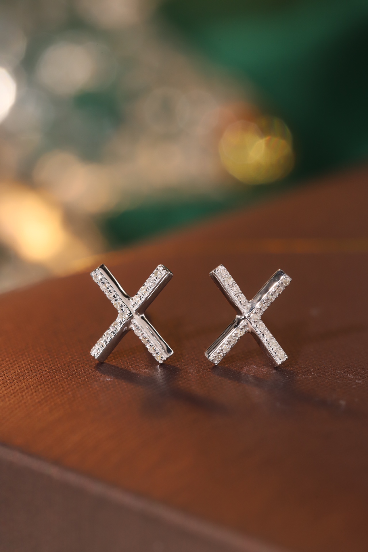18k gold earring stud with the letter “X” and a 0.08ct natural diamond inlaid.