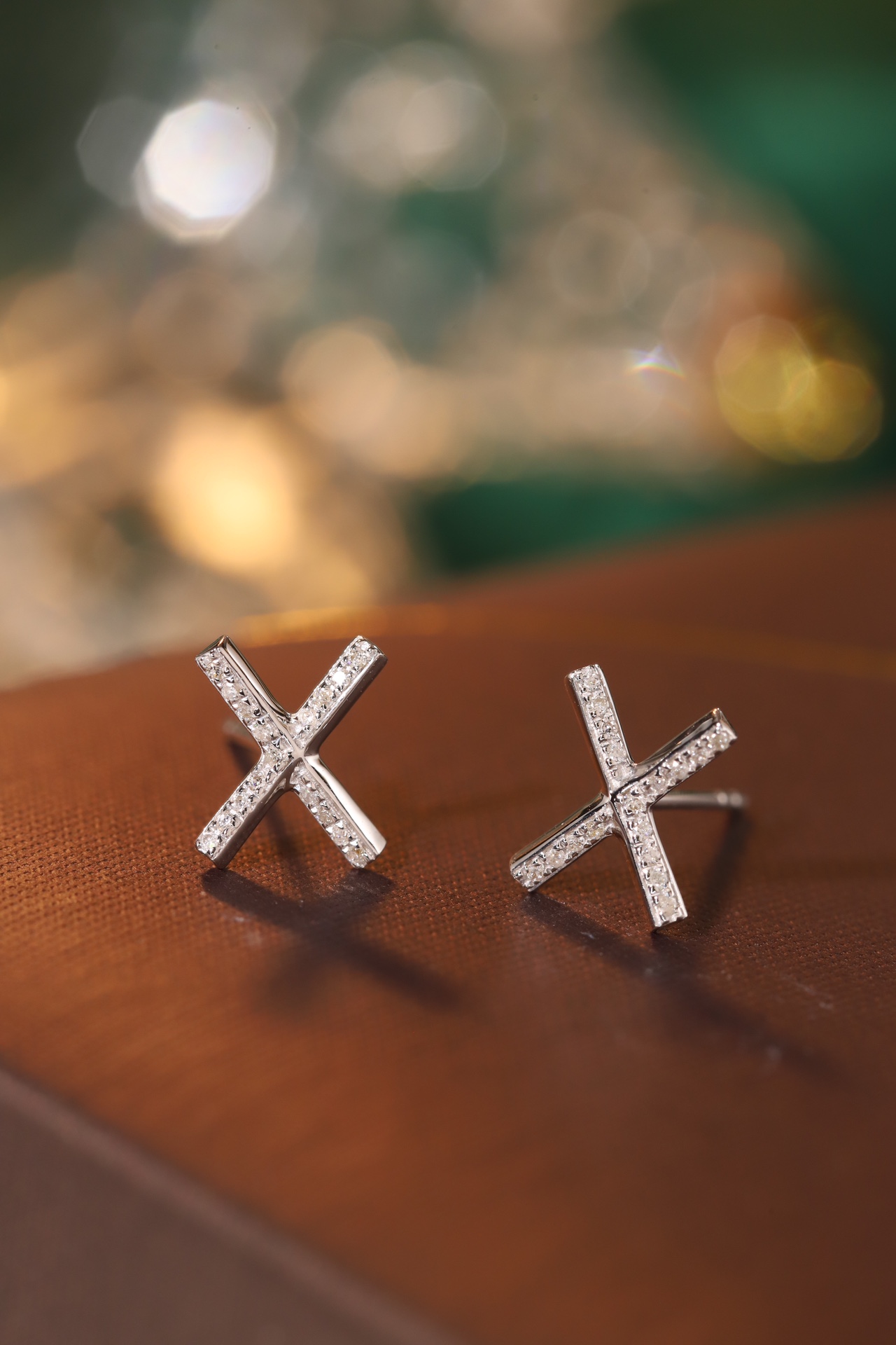 18k gold earring stud with the letter “X” and a 0.08ct natural diamond inlaid.