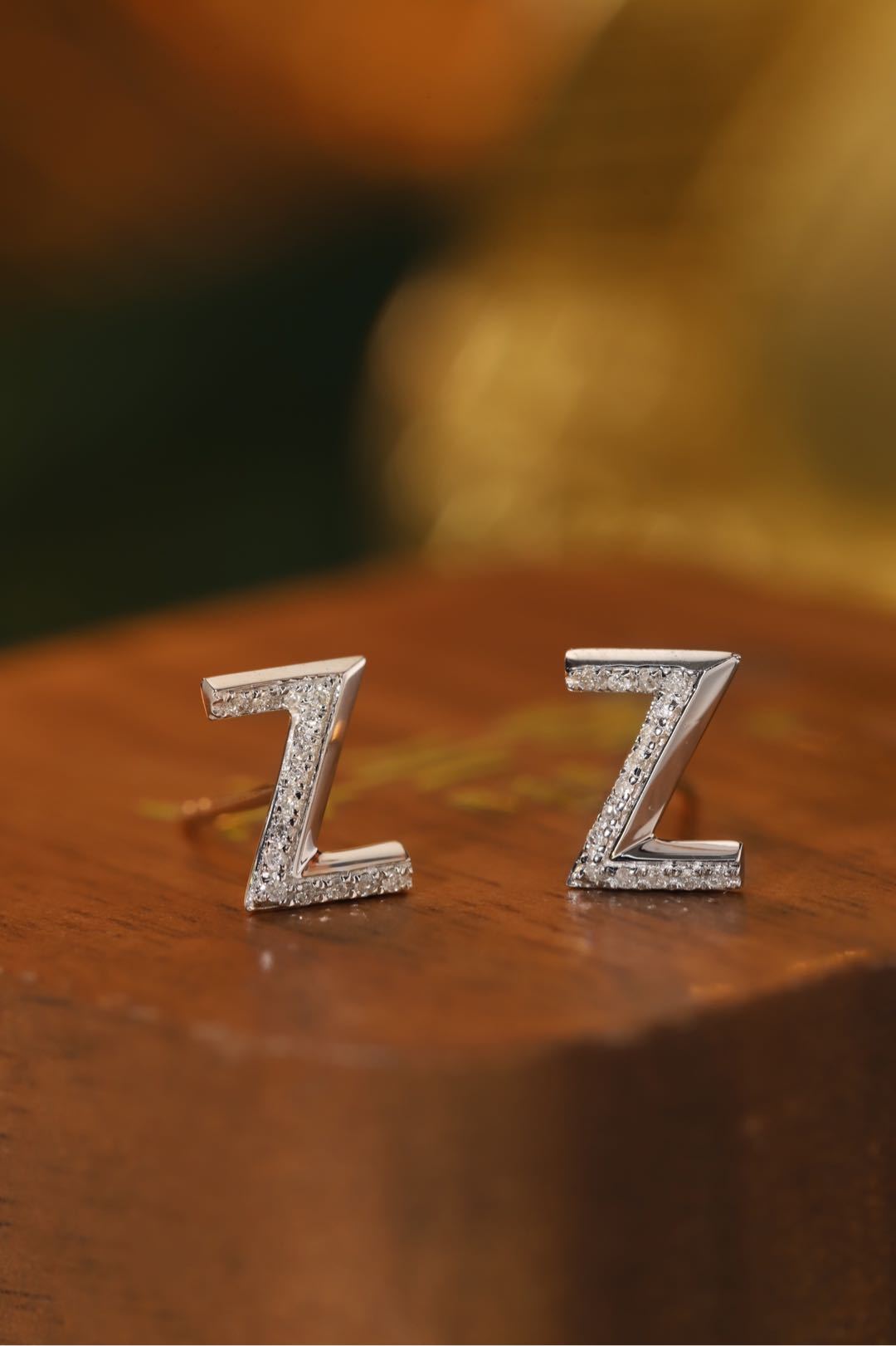 18k gold earring stud with the letter “Z” and a 0.08ct natural diamond inlaid.