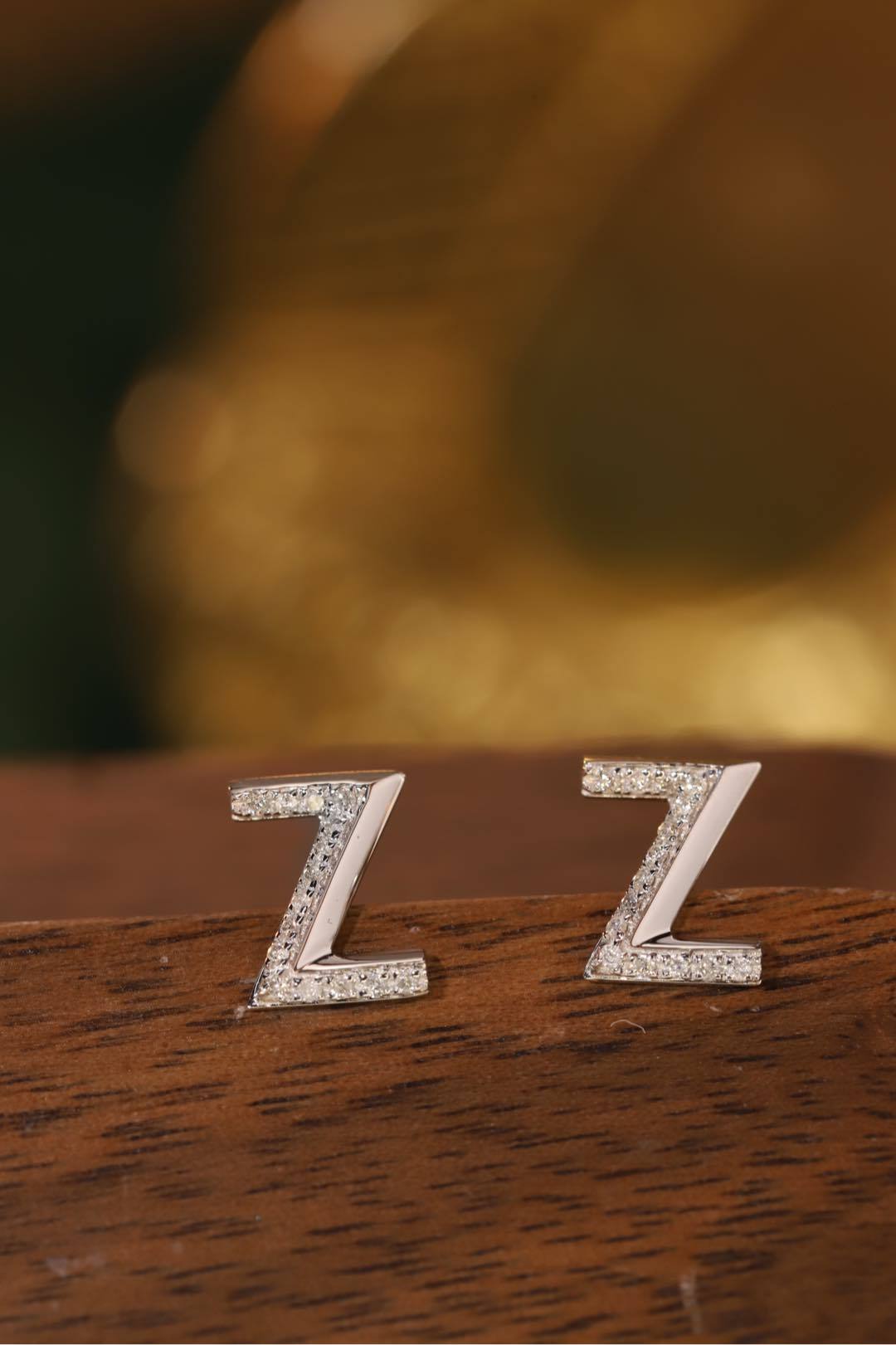 18k gold earring stud with the letter “Z” and a 0.08ct natural diamond inlaid.