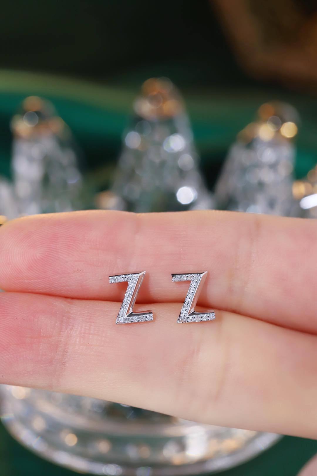 18k gold earring stud with the letter “Z” and a 0.08ct natural diamond inlaid.