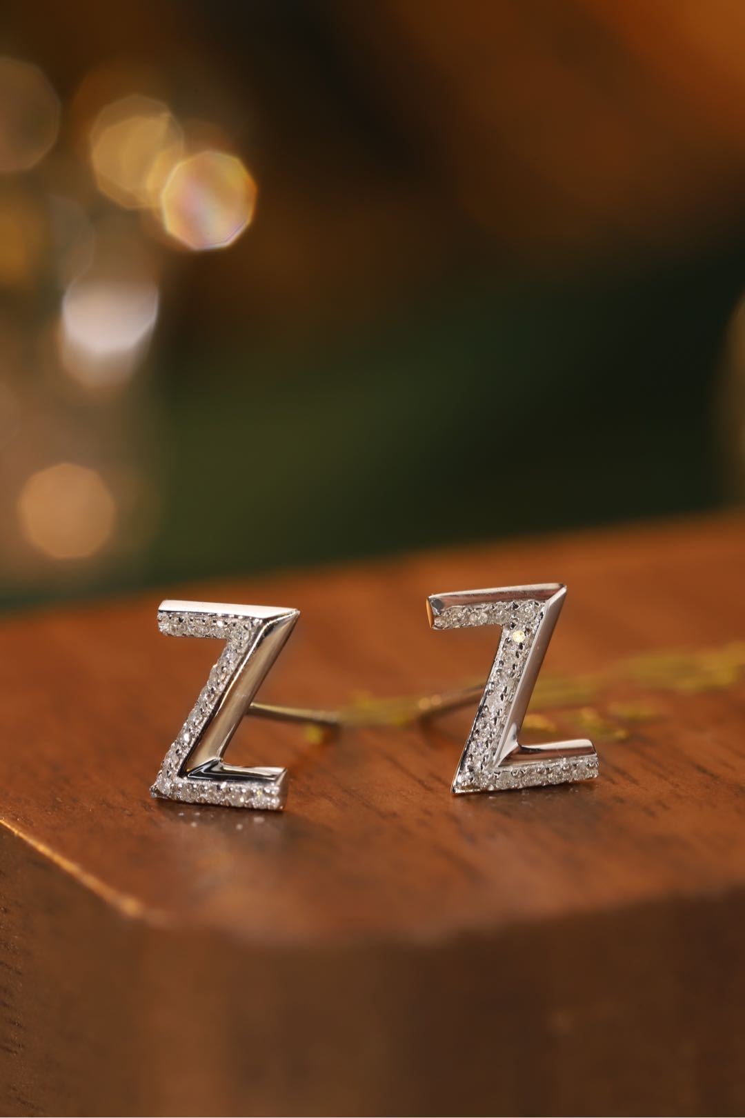 18k gold earring stud with the letter “Z” and a 0.08ct natural diamond inlaid.