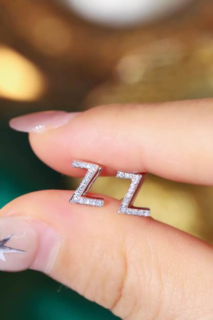18k gold earring stud with the letter “Z” and a 0.08ct natural diamond inlaid.