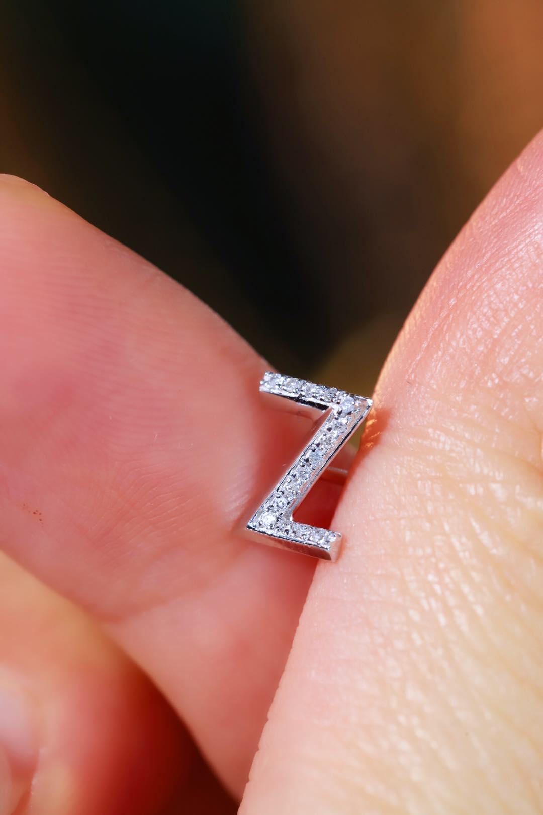 18k gold earring stud with the letter “Z” and a 0.08ct natural diamond inlaid.