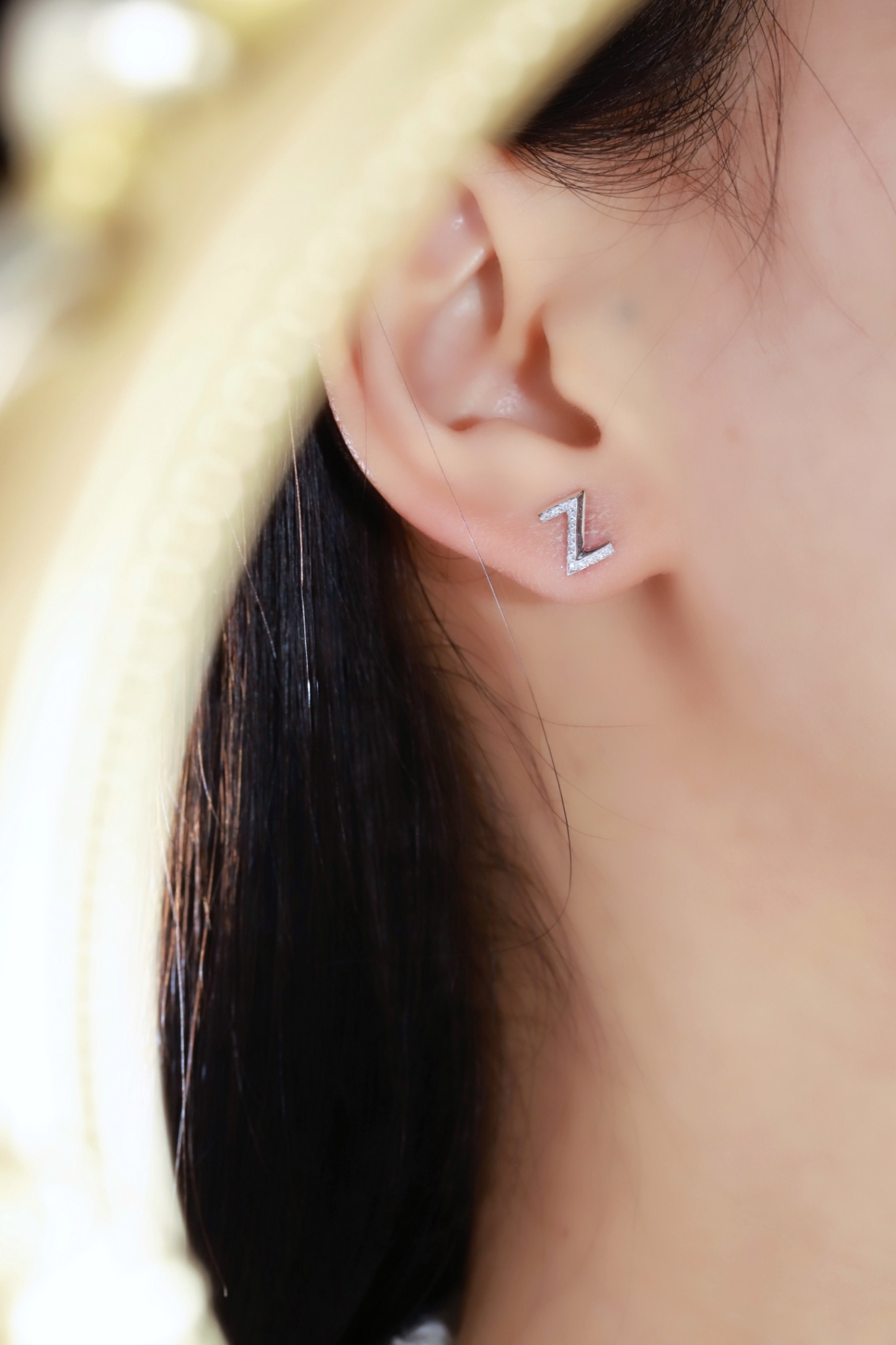 18k gold earring stud with the letter “Z” and a 0.08ct natural diamond inlaid.
