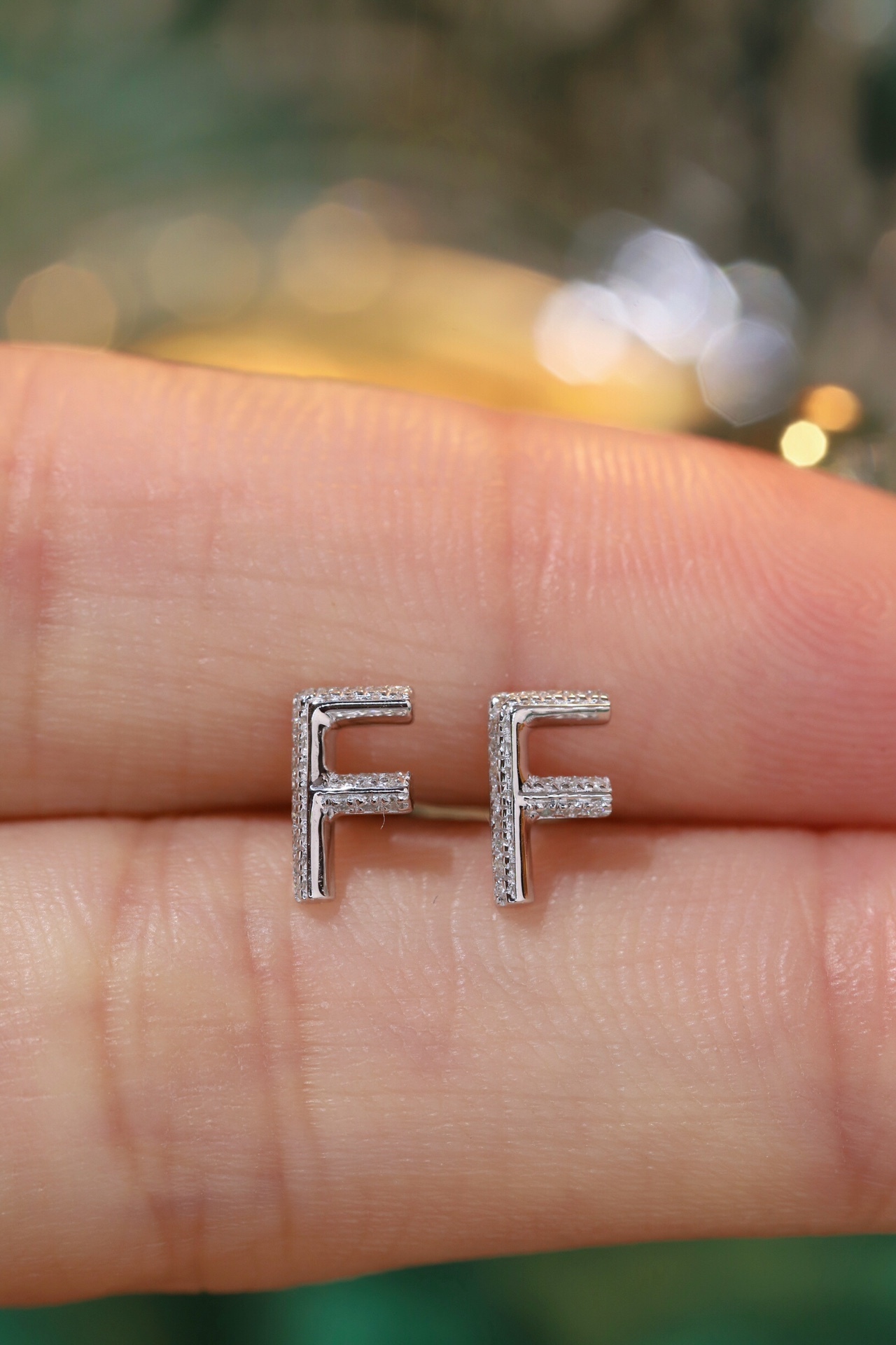 18k gold earring stud with the letter “F” and a 0.06ct natural diamond inlaid.